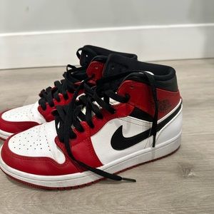 Air Jordan 1 mid Chicago with box (box is slightly damaged)